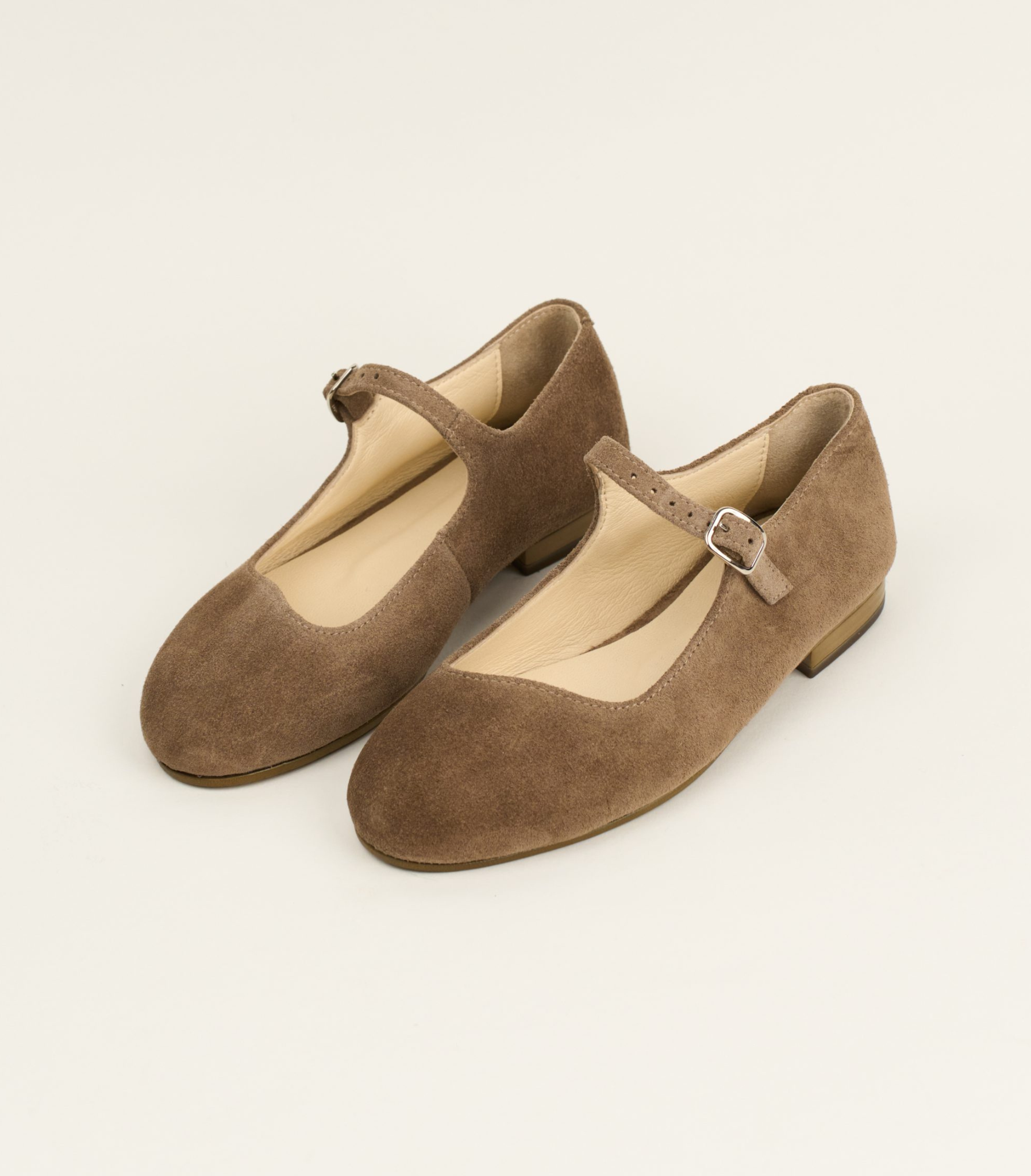 Cocoa mary janes with wavy cut