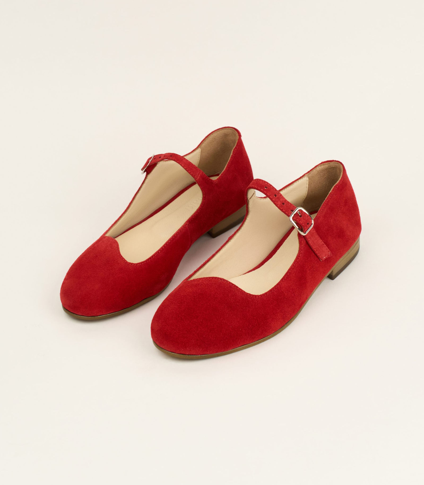 Red suede Mary Janes with wavy cut