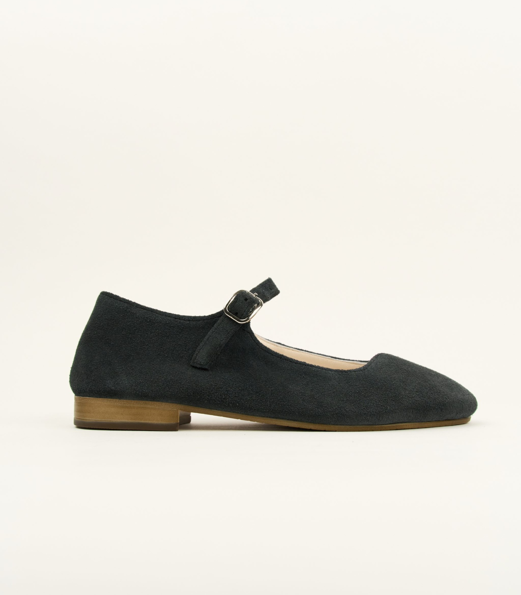 Dark grey mary janes with wavy cut