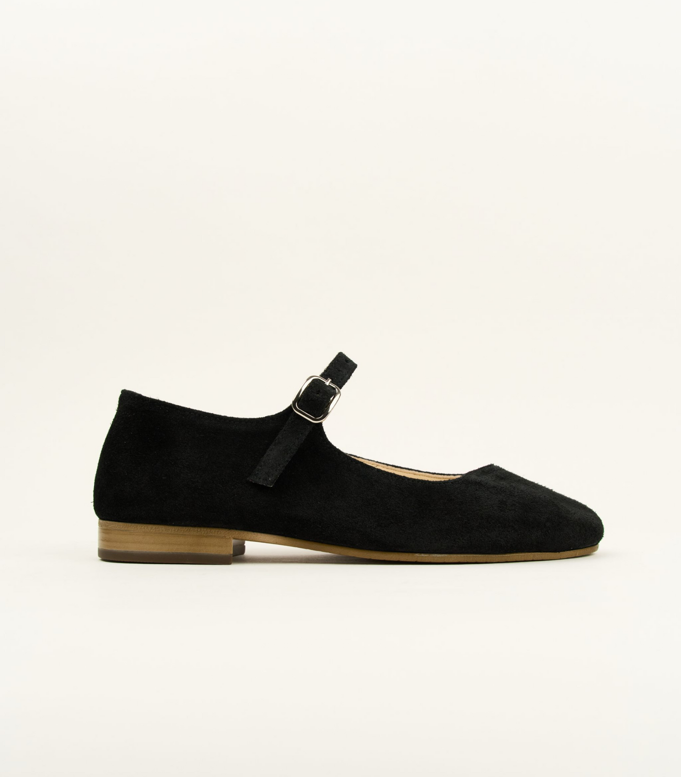 Black mary janes with wavy cut