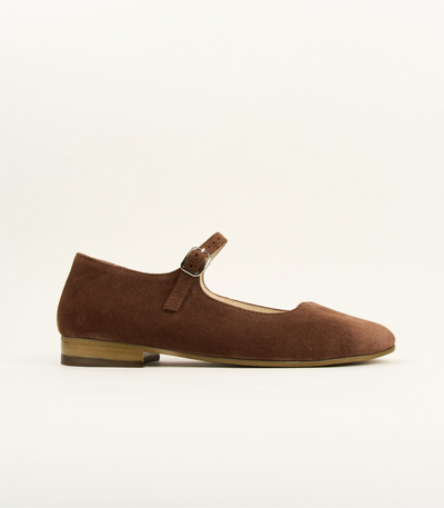 Brown mary janes with wavy cut