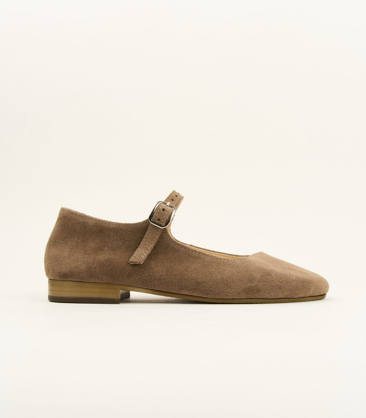 Cocoa mary janes with wavy cut