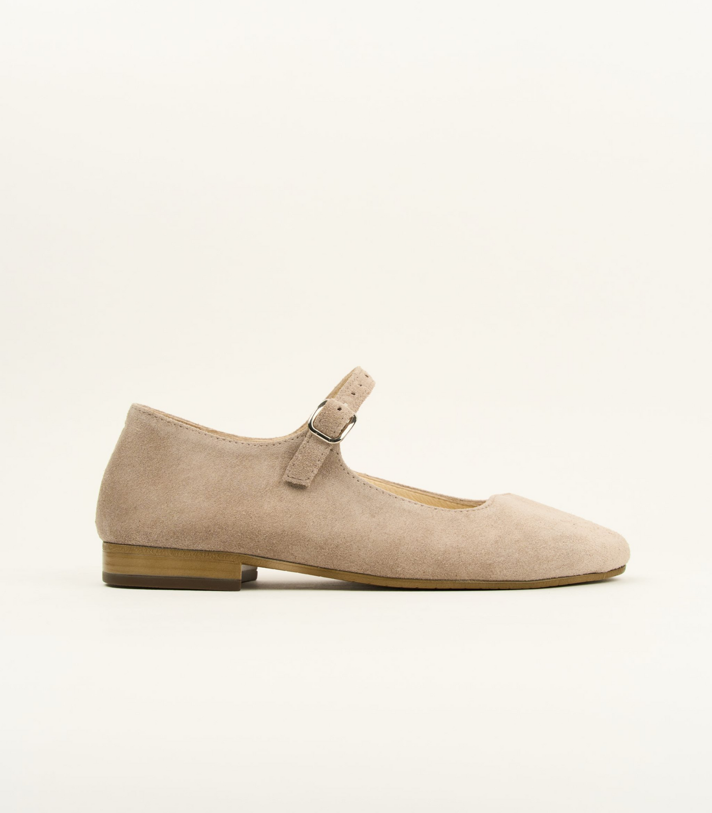 Dark beige mary janes with wavy cut