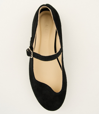 Black mary janes with wavy cut