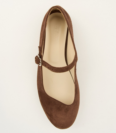 Brown mary janes with wavy cut