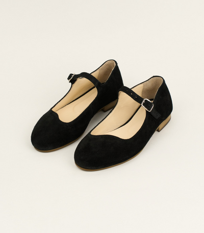 Black mary janes with wavy cut