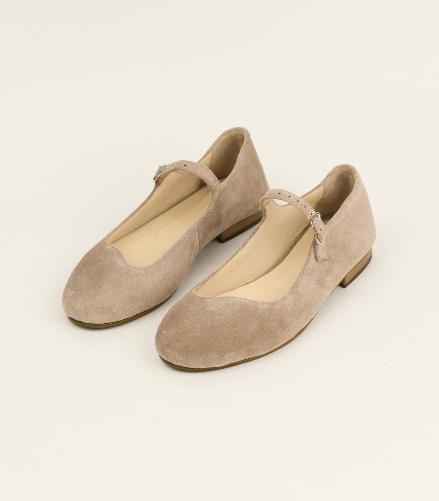 Dark beige mary janes with wavy cut