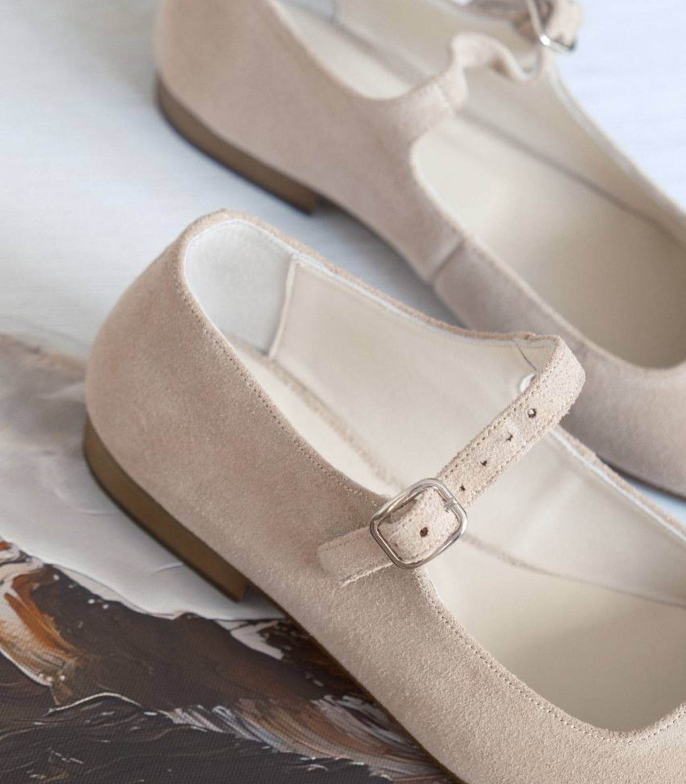 Creamy suede mary janes with wavy cut